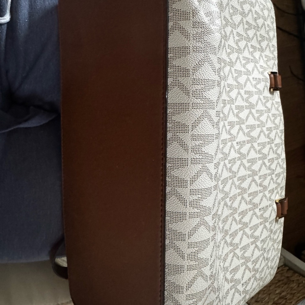 Michael Kors White Logo Tote with Brown Trim and Matching Wallet Set - Picture 4 of 13